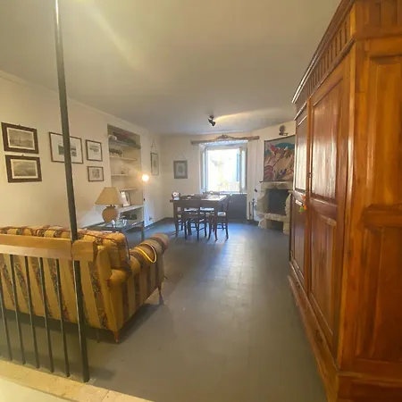 A P E House לינה וארוחת בוקר פוליצי ג'נרוזה